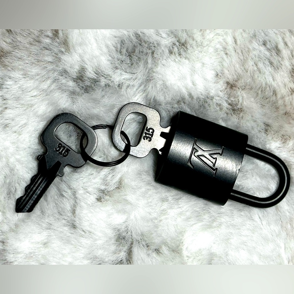 LV Lock & Keys Set Matte Black